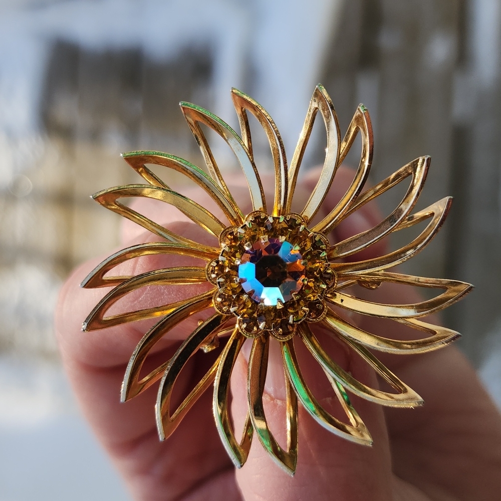 Vintage Sarah Coventry brooch Canada made